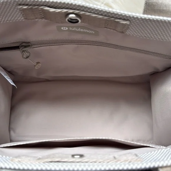 Lululemon Mini Boxy Tote 4.5L ivory tan EUC - Picture 7 of 8